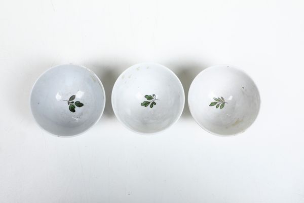 Tre tazzine con piattino. <BR>Nove, Maifattura Antonibon, XVIII secolo.  - Asta Maioliche, Porcellane e Vetri - Associazione Nazionale - Case d'Asta italiane