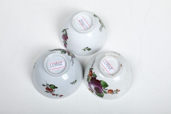 Tre tazzine con piattino. <BR>Nove, Maifattura Antonibon, XVIII secolo.  - Asta Maioliche, Porcellane e Vetri - Associazione Nazionale - Case d'Asta italiane