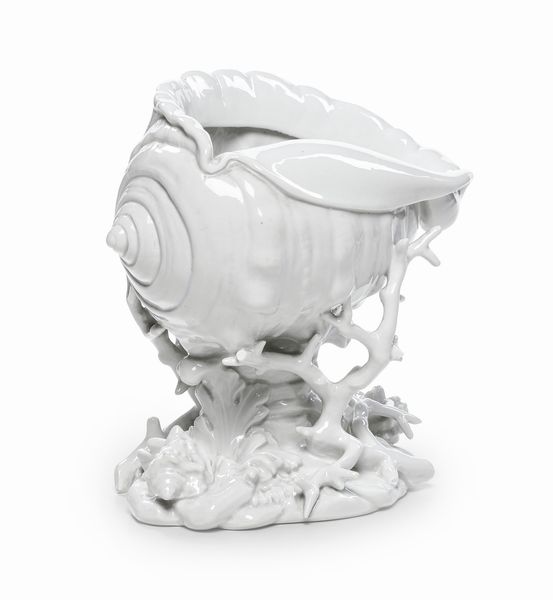 Coppa a forma di conchiglia.<BR>Doccia, Manifattura Richard Ginori, XX secolo.<BR>  - Asta Maioliche, Porcellane e Vetri - Associazione Nazionale - Case d'Asta italiane