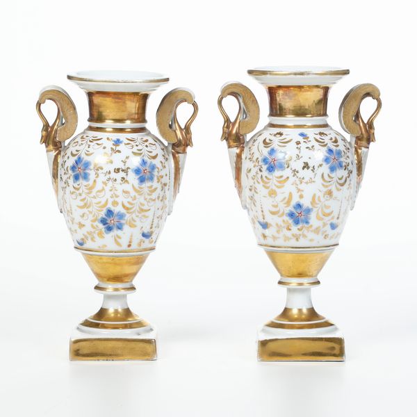 Coppia di piccoli vasi.<BR>Francia, XIX secolo.  - Asta Maioliche, Porcellane e Vetri - Associazione Nazionale - Case d'Asta italiane