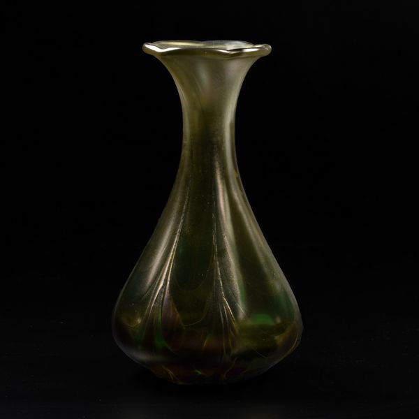 Vaso.<BR>Probabilmente Austria, primi decenni del XX secolo.  - Asta Maioliche, Porcellane e Vetri - Associazione Nazionale - Case d'Asta italiane