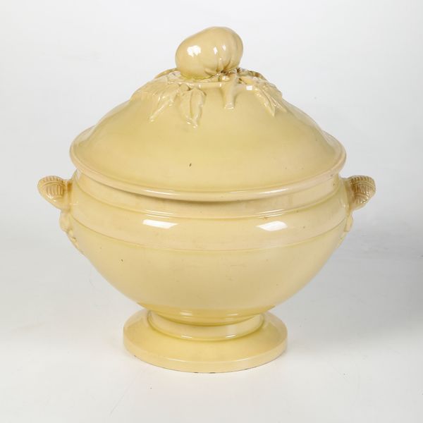 Zuppiera.<BR>Francia, Bottega Bonnet, XX secolo.<BR>  - Asta Maioliche, Porcellane e Vetri - Associazione Nazionale - Case d'Asta italiane