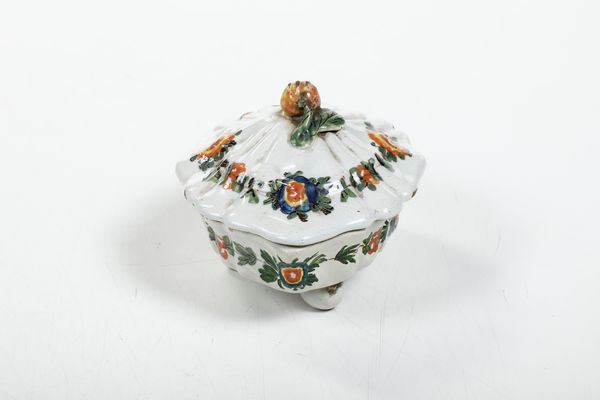 Piccola terrina con coperchio.<BR>Veneto, probabilmente Nove, XIX secolo.  - Asta Maioliche, Porcellane e Vetri - Associazione Nazionale - Case d'Asta italiane