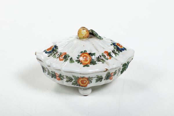 Piccola terrina con coperchio.<BR>Veneto, probabilmente Nove, XIX secolo.  - Asta Maioliche, Porcellane e Vetri - Associazione Nazionale - Case d'Asta italiane
