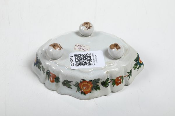 Piccola terrina con coperchio.<BR>Veneto, probabilmente Nove, XIX secolo.  - Asta Maioliche, Porcellane e Vetri - Associazione Nazionale - Case d'Asta italiane