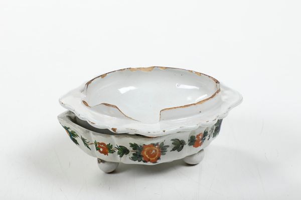 Piccola terrina con coperchio.<BR>Veneto, probabilmente Nove, XIX secolo.  - Asta Maioliche, Porcellane e Vetri - Associazione Nazionale - Case d'Asta italiane