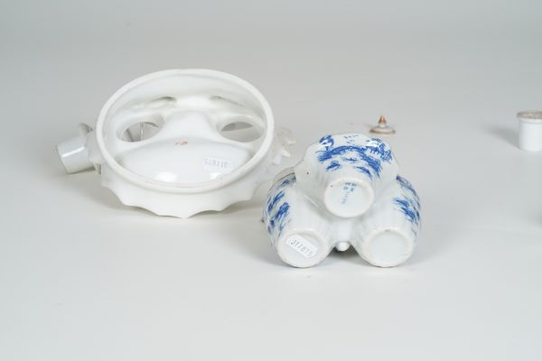 Quattro servizi da scrittoio, XIX e XX secolo.  - Asta Maioliche, Porcellane e Vetri - Associazione Nazionale - Case d'Asta italiane