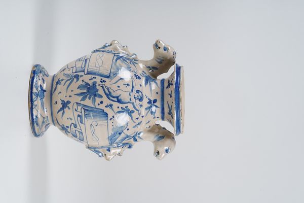 Vaso biansato. <BR>Probabilmente Liguria, XX secolo.  - Asta Maioliche, Porcellane e Vetri - Associazione Nazionale - Case d'Asta italiane