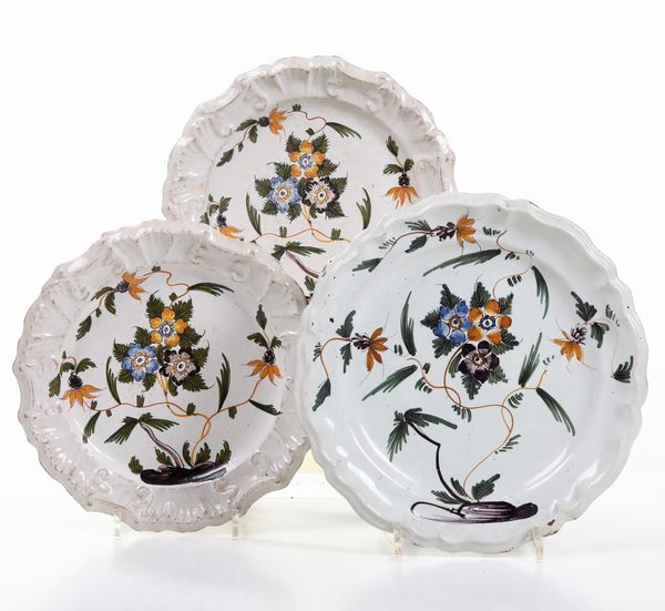 Tre piatti.<BR>Veneto, XIX secolo.  - Asta Maioliche, Porcellane e Vetri - Associazione Nazionale - Case d'Asta italiane