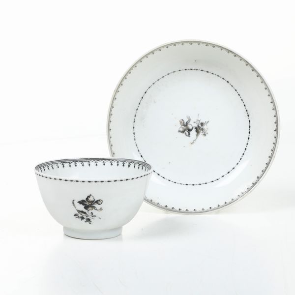 Tazza con piattino.<BR>Cina (?), XVIII-XIX secolo.  - Asta Maioliche, Porcellane e Vetri - Associazione Nazionale - Case d'Asta italiane