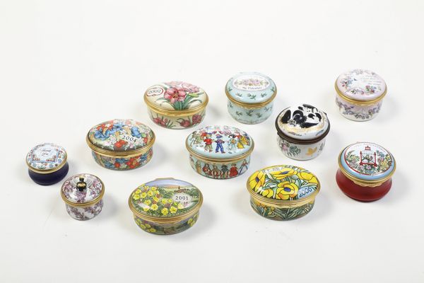 Lotto di 11 scatoline.<BR>Inghilterra, Halcyon Days Enamels, fine del XX secolo.  - Asta Maioliche, Porcellane e Vetri - Associazione Nazionale - Case d'Asta italiane