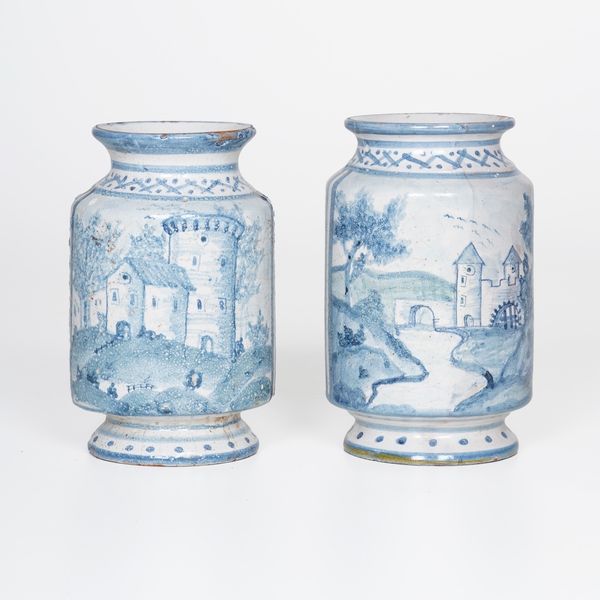 Coppia di albarelli.<BR>Probabilmente Napoli, XX secolo.  - Asta Maioliche, Porcellane e Vetri - Associazione Nazionale - Case d'Asta italiane