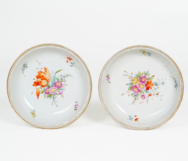 Coppia di piatti fondi.<BR>Probabilmente Parigi, XIX-XX secolo.  - Asta Maioliche, Porcellane e Vetri - Associazione Nazionale - Case d'Asta italiane