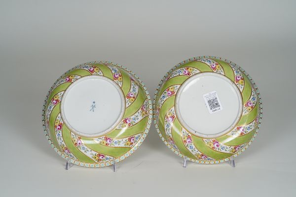 Coppia di piatti fondi.<BR>Probabilmente Parigi, XIX-XX secolo.  - Asta Maioliche, Porcellane e Vetri - Associazione Nazionale - Case d'Asta italiane