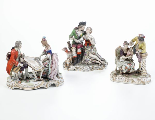 Tre gruppi con scene galanti.<BR>Manifatture diverse (Turingia e Parigi), XIX-XX secolo.  - Asta Maioliche, Porcellane e Vetri - Associazione Nazionale - Case d'Asta italiane