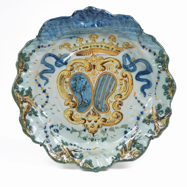 Piatto stemmato.<BR>Liguria, XX secolo.  - Asta Maioliche, Porcellane e Vetri - Associazione Nazionale - Case d'Asta italiane