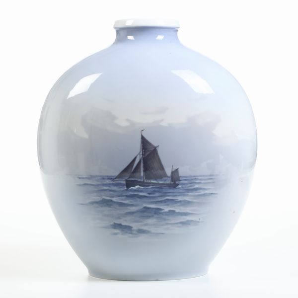 Vaso.<BR>Danimarca, Manifattura Royal Copenaghen, 1955.  - Asta Maioliche, Porcellane e Vetri - Associazione Nazionale - Case d'Asta italiane