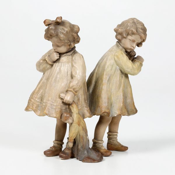 Gruppo raffigurante due bimbe.<BR>Vienna, Manifattura Goldscheider, verso il 1900.  - Asta Maioliche, Porcellane e Vetri - Associazione Nazionale - Case d'Asta italiane