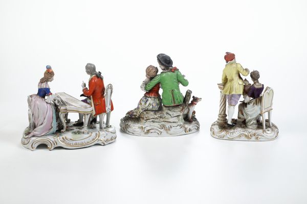 Tre gruppi con scene galanti.<BR>Manifatture diverse (Turingia e Parigi), XIX-XX secolo.  - Asta Maioliche, Porcellane e Vetri - Associazione Nazionale - Case d'Asta italiane