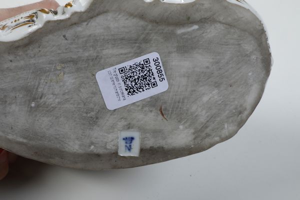 Tre gruppi con scene galanti.<BR>Manifatture diverse (Turingia e Parigi), XIX-XX secolo.  - Asta Maioliche, Porcellane e Vetri - Associazione Nazionale - Case d'Asta italiane