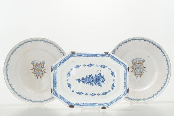 Lotto di tre piatti.<BR>Italia e Francia, XIX secolo.  - Asta Maioliche, Porcellane e Vetri - Associazione Nazionale - Case d'Asta italiane