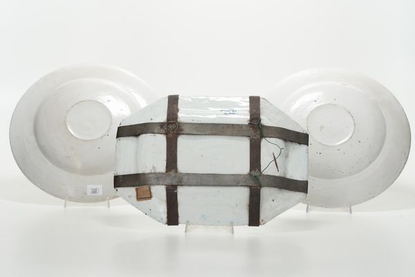 Lotto di tre piatti.<BR>Italia e Francia, XIX secolo.  - Asta Maioliche, Porcellane e Vetri - Associazione Nazionale - Case d'Asta italiane