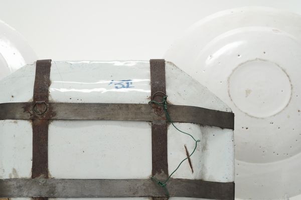 Lotto di tre piatti.<BR>Italia e Francia, XIX secolo.  - Asta Maioliche, Porcellane e Vetri - Associazione Nazionale - Case d'Asta italiane