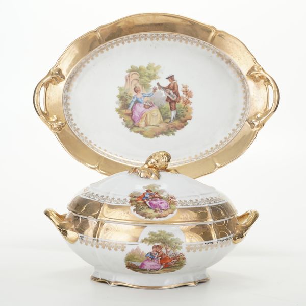 Zuppiera con prsentoir.<BR>Svizzera, Manifattura di Langenthal, inizi del XX secolo.  - Asta Maioliche, Porcellane e Vetri - Associazione Nazionale - Case d'Asta italiane