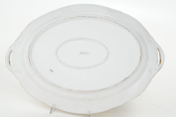 Zuppiera con prsentoir.<BR>Svizzera, Manifattura di Langenthal, inizi del XX secolo.  - Asta Maioliche, Porcellane e Vetri - Associazione Nazionale - Case d'Asta italiane