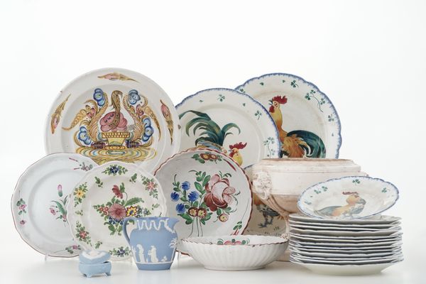 Lotto misto di ceramiche. <BR>Manifatture diverse (Napoli Del Vecchio, Luneville, Wedgwood), XX secolo.  - Asta Maioliche, Porcellane e Vetri - Associazione Nazionale - Case d'Asta italiane