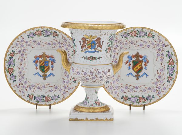Un vaso e due piatti.<BR>Probabilmente Parigi, XX secolo.  - Asta Maioliche, Porcellane e Vetri - Associazione Nazionale - Case d'Asta italiane
