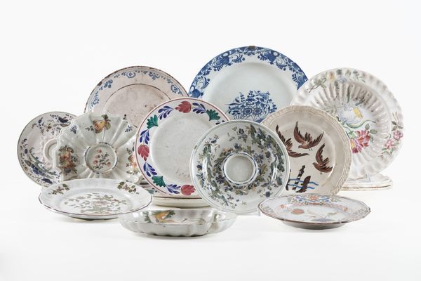 Gruppo di 26 piatti.<BR>Veneto, Faenza e altri, XVIII e XIX secolo.  - Asta Maioliche, Porcellane e Vetri - Associazione Nazionale - Case d'Asta italiane