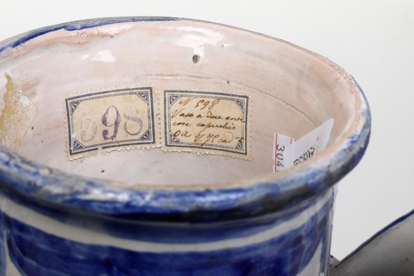 Grande vaso biansato datato 1743.<BR>Probabilmente Napoli, prima met del XX secolo.  - Asta Maioliche, Porcellane e Vetri - Associazione Nazionale - Case d'Asta italiane