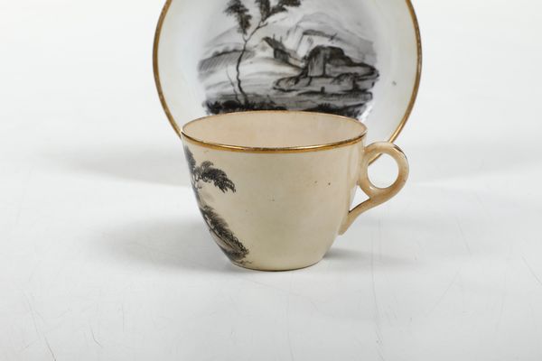 Una tazza e un piattino.<BR>Inghilterra, Stoke-on-Trent, Manifattura Minton, verso il 1835.  - Asta Maioliche, Porcellane e Vetri - Associazione Nazionale - Case d'Asta italiane