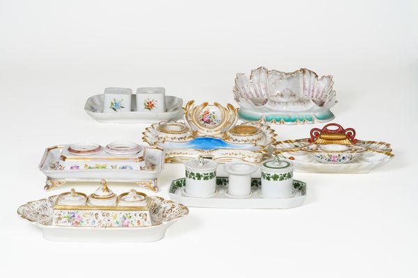 Sette servizi da scrittoio.<BR>Manifatture diverse, XIX e XX secolo.  - Asta Maioliche, Porcellane e Vetri - Associazione Nazionale - Case d'Asta italiane