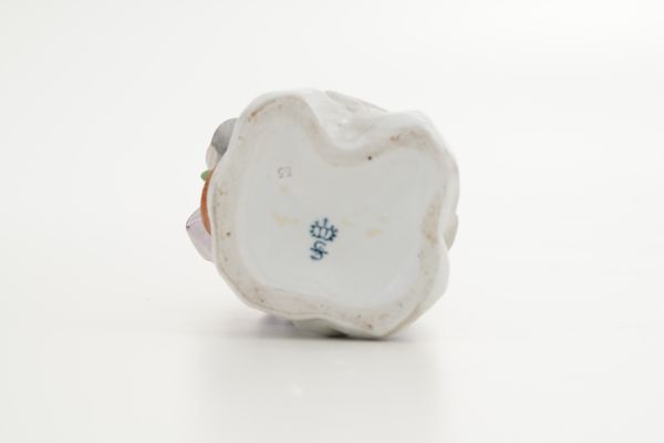 Figurina.<BR>Germania, Turingia, Manifattura di Sitzendorf, XX secolo.  - Asta Maioliche, Porcellane e Vetri - Associazione Nazionale - Case d'Asta italiane