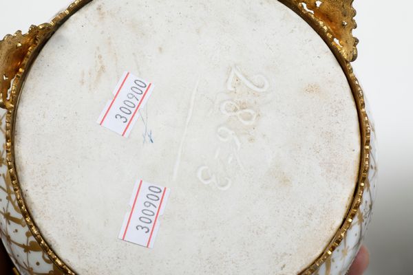 Due scatole, inizi del XX secolo.  - Asta Maioliche, Porcellane e Vetri - Associazione Nazionale - Case d'Asta italiane