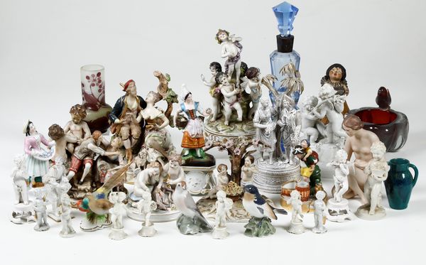 Lotto composto da 11 gruppi, 17 figurine, 3 vetri, 1 vasetto.<BR>Manifatture diverse, XX secolo.<BR>  - Asta Maioliche, Porcellane e Vetri - Associazione Nazionale - Case d'Asta italiane