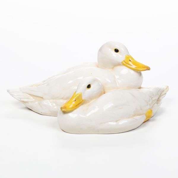 Scultura con coppia di anatre.<BR>Milano, Manifattura di Guido Cacciapuoti, 1931-1953.  - Asta Maioliche, Porcellane e Vetri - Associazione Nazionale - Case d'Asta italiane