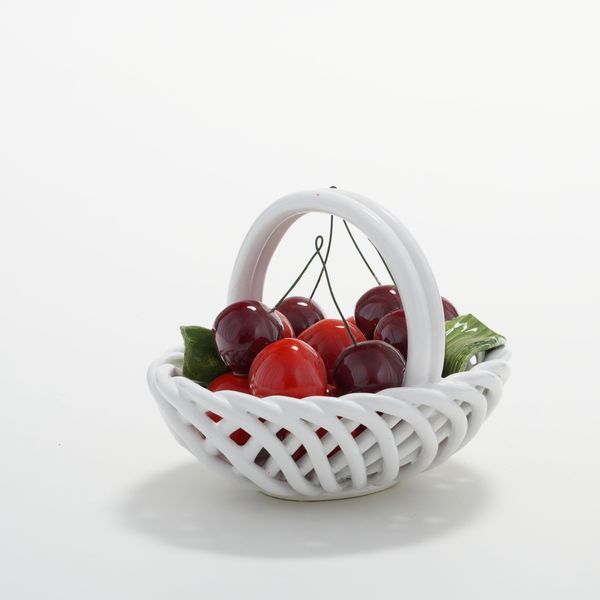 Cestino con ciliege, XX secolo.  - Asta Maioliche, Porcellane e Vetri - Associazione Nazionale - Case d'Asta italiane