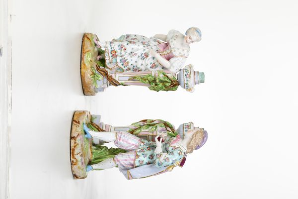 Coppia di candelieri figurati.<BR>Germania, Manifattura di Sitzendorf (Turingia), fine XIX o inizio XX secolo.  - Asta Maioliche, Porcellane e Vetri - Associazione Nazionale - Case d'Asta italiane