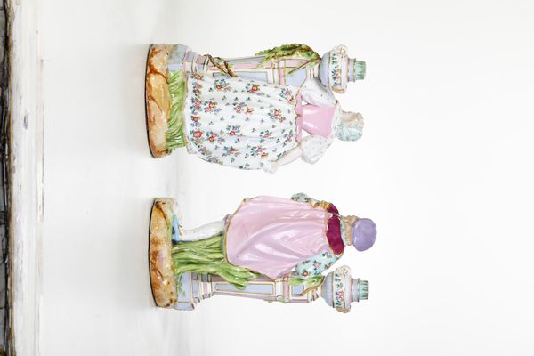 Coppia di candelieri figurati.<BR>Germania, Manifattura di Sitzendorf (Turingia), fine XIX o inizio XX secolo.  - Asta Maioliche, Porcellane e Vetri - Associazione Nazionale - Case d'Asta italiane