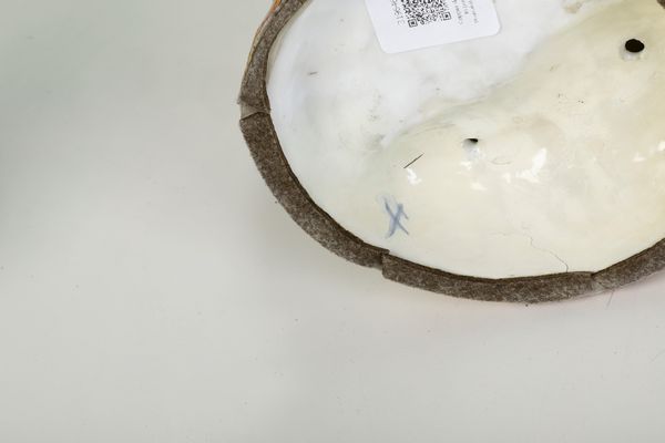 Coppia di candelieri figurati.<BR>Germania, Manifattura di Sitzendorf (Turingia), fine XIX o inizio XX secolo.  - Asta Maioliche, Porcellane e Vetri - Associazione Nazionale - Case d'Asta italiane