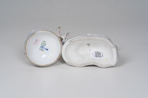 Due figurine. <BR>Danimarca, Manifattura Royal Copenhagen, primi del XX secolo e 1959.  - Asta Maioliche, Porcellane e Vetri - Associazione Nazionale - Case d'Asta italiane