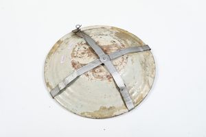 Due piatti e un'alzatina.<BR>Italia, XVIII secolo.  - Asta Maioliche, Porcellane e Vetri - Associazione Nazionale - Case d'Asta italiane