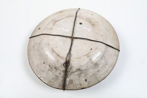 Due piatti e un'alzatina.<BR>Italia, XVIII secolo.  - Asta Maioliche, Porcellane e Vetri - Associazione Nazionale - Case d'Asta italiane