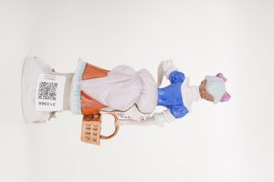 Figurina di giovane con cestino.<BR>Germania, Turingia, Manifattura di Sitzendorf, XX secolo.  - Asta Maioliche, Porcellane e Vetri - Associazione Nazionale - Case d'Asta italiane