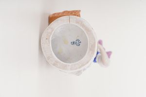 Figurina di giovane con cestino.<BR>Germania, Turingia, Manifattura di Sitzendorf, XX secolo.  - Asta Maioliche, Porcellane e Vetri - Associazione Nazionale - Case d'Asta italiane