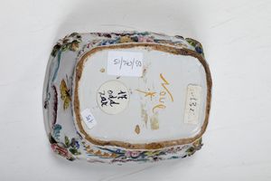 Una scatola e tre figurine.<BR>Nove, XIX secolo e Germania XX secolo.  - Asta Maioliche, Porcellane e Vetri - Associazione Nazionale - Case d'Asta italiane