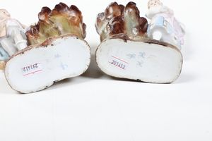 Una scatola e tre figurine.<BR>Nove, XIX secolo e Germania XX secolo.  - Asta Maioliche, Porcellane e Vetri - Associazione Nazionale - Case d'Asta italiane